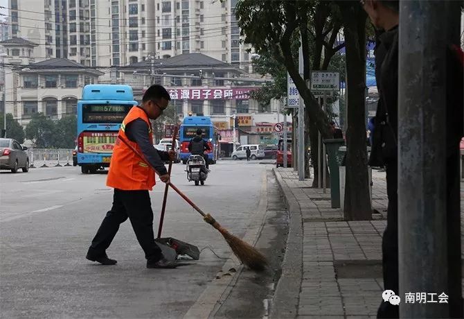 广西环卫夫妻档国庆“洁”尽全力  守护城市美丽