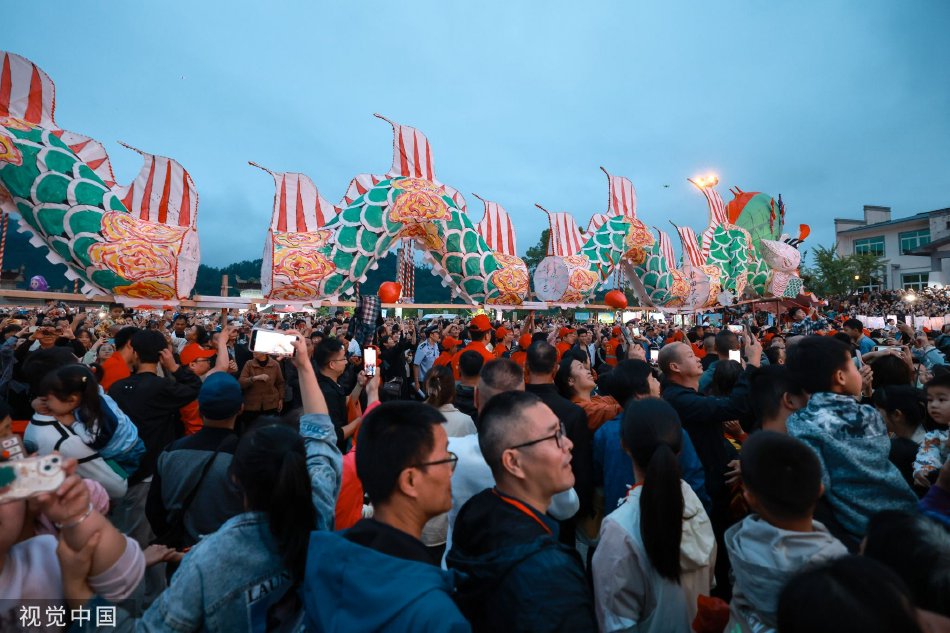 福建华安：国庆土楼上演非遗奇妙夜